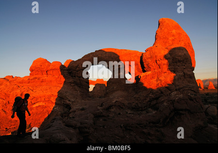 Escursionista, torretta Arch, Sud finestra, Arches National Park, Moab, Utah, Stati Uniti d'America Foto Stock