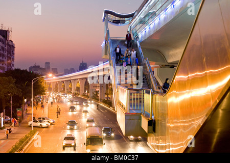 Auto e pedoni sulla strada di sera, Lianqian West Road, Huli District, Xiamen, Fujian, Cina e Asia Foto Stock