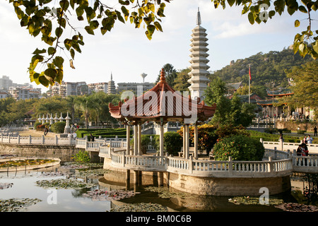 Lotos stagno sul Tempio Nanputuo e pagoda, Xiamen, Fujian, Cina e Asia Foto Stock