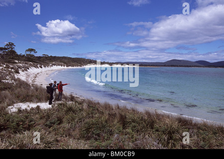 Gli escursionisti che si affaccia sulla spiaggia di soldati, Maria Island National Park, la Tasmania, Australia Foto Stock