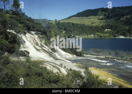 Rainbow e cascata terrazza zona termale, Orakei Korako Geyserland, vicino a Taupo, altopiano centrale, Isola del nord, Nuova Zelanda Foto Stock