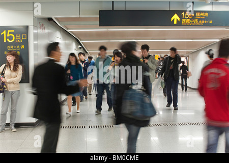 La gente alla stazione della metropolitana, Nanjing Road, Shanghai, Cina e Asia Foto Stock