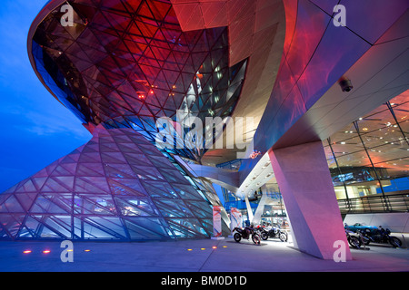 BMW World, costruito 2003 - 2007 da Coop Himmelblau, Monaco di Baviera, Germania, Europa Foto Stock