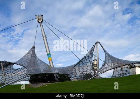 Olympia Park con Olympic Tower, Monaco di Baviera, Baviera, Baviera, Germania, Europa Foto Stock