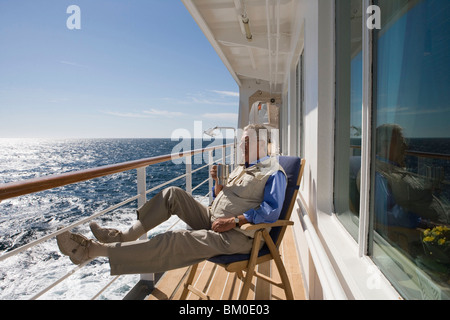 Deckside relax sul ponte 5, a bordo di MS Bremen nave da crociera, Hapag-Lloyd Kreuzfahrten, Germania Foto Stock