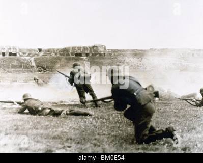 La seconda guerra mondiale. Esercito Tedesco esercizi di tattica. Foto Stock