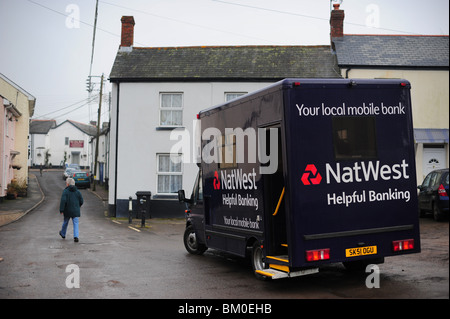 Un mobile NATWEST BANK, nella foto durante una visita settimanale a Chulmleigh, un villaggio nel Devon, Regno Unito Foto Stock