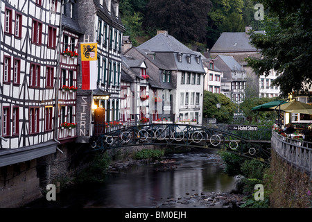 Metà case con travi di legno lungo il fiume Rur, Monschau, Eifel, nella Renania settentrionale-Vestfalia, Germania, Europa Foto Stock