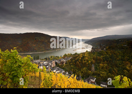 Vista in direzione di Bacharach con San Pietro Chiesa, Wernerskapelle e Castello Stahleck, Bacharach, Reno, Renania-Palatinato, Tedesco Foto Stock