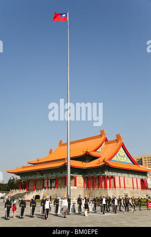 Parata militare davanti al Teatro Nazionale e il National Concert Hall di Taipei, Repubblica di Cina e Taiwan, in Asia Foto Stock