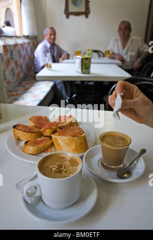 Caffè espresso Caffè con latte in un bicchiere, un cortado, tazza di caffè, pane bianco con pomodori, tapas, ristorante spagnolo di Valencia, Foto Stock