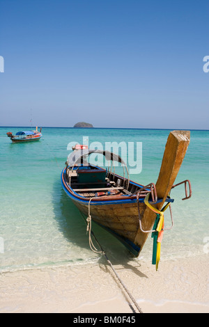 Longtail Boat su Ko Lipe Beach, Lipe Ko Tarutao, il Parco Marino Nazionale, Thailandia Foto Stock