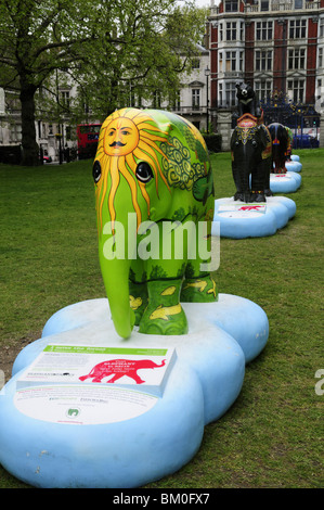Elephant Parade London 2010 mostra d'arte sculture nel parco verde, London, England, Regno Unito Foto Stock