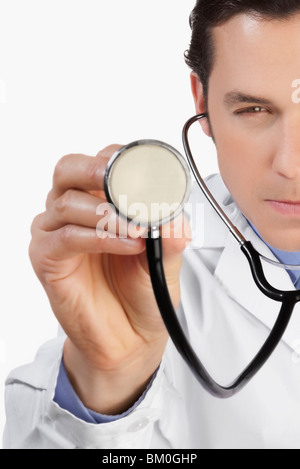 Close-up di un medico tenendo uno stetoscopio Foto Stock