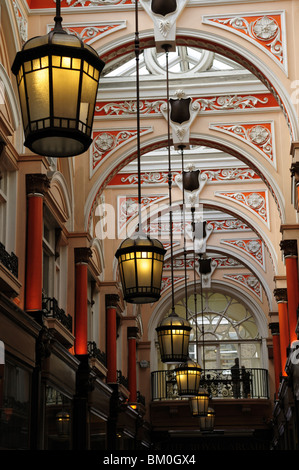 Dettaglio del Royal Arcade fuori Old Bond Street, Londra, Inghilterra, Regno Unito Foto Stock