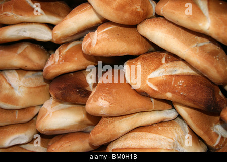 Dettaglio di una pila di bianco crostini di pane trovata in un mercato di Arequipa, Perù Foto Stock