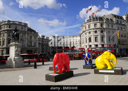 Elephant Parade London 2010 mostra d'arte sculture a Trafalgar Square guardando verso Admiralty Arch, London, England, Regno Unito Foto Stock