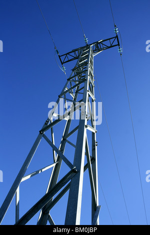 Luce elettrica in acciaio polo torre sulla vibrante blu cielo estate Foto Stock