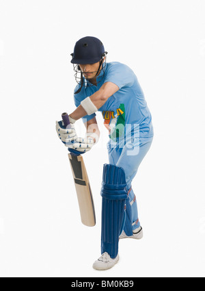 Cricket battitore la riproduzione in avanti corsa difensiva Foto Stock