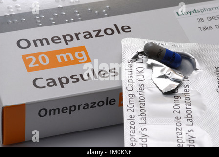 Un'immagine generica di capsula, casella e pacchetto di omeprazolo gastroresistenti capsule nel trattamento della pirosi e acido dello stomaco Foto Stock