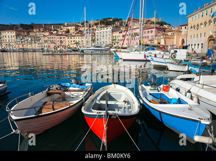 Vista di Portoferraio città vecchia, con il Forte Stella e la Villa di Napoleone. Isola d'Elba, Livorno, Italia. Foto Stock