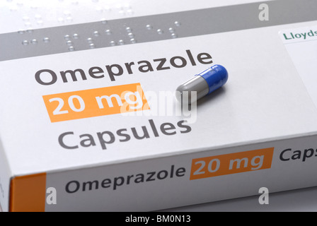 Un'immagine generica di capsula, casella e pacchetto di omeprazolo gastroresistenti capsule nel trattamento della pirosi e acido dello stomaco Foto Stock