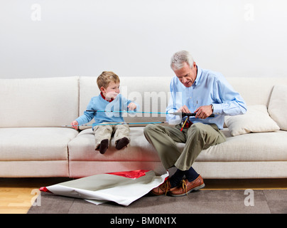 Ragazzo e del nonno con la nuova asta di pesca Foto Stock