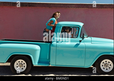 5 giovani che viaggiano nel carrello di prelievo Foto Stock