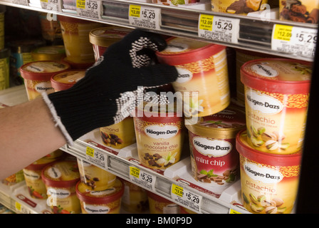 I dipendenti di Håågen-Dazs Ice Cream magazzino un congelatore in un supermercato a New York Foto Stock