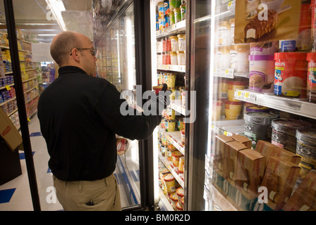 I dipendenti di Håågen-Dazs Ice Cream magazzino un congelatore in un supermercato a New York Foto Stock