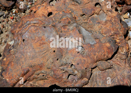 Ferro acciaio arrugginito in pietra minerale dettaglio macro in colore arancione Foto Stock