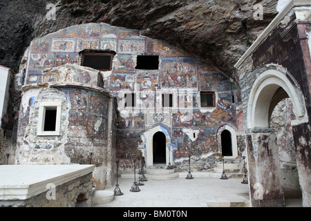 La roccia la chiesa al monastero di Sumela o Meryem Ana (vergine) nel Zigana montagne, vicino a Trabzon in Turchia orientale. Foto Stock