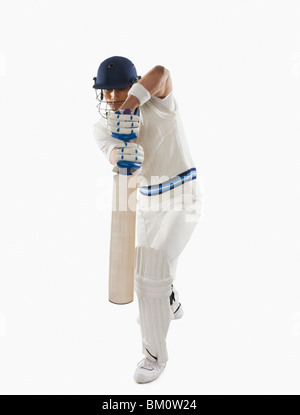 Cricket battitore la riproduzione in avanti corsa difensiva Foto Stock