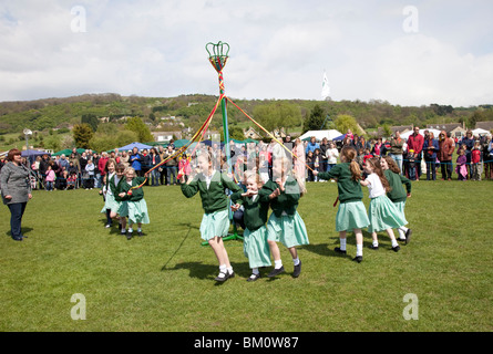 Woodmancote scuola bambini ballando intorno maypole su Mayday a Woodmancote Cheltenham Regno Unito 2010 Foto Stock