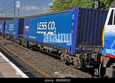 Stobart locomotore ferroviario n. 92017 'Bart del motore' alaggio Tesco in meno di emissioni di CO2 del trasporto merci. Linea principale costa occidentale. Oxenholme, Cumbria. Foto Stock