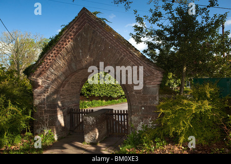 Regno Unito, Herefordshire, Kempley, 1904 di arti e mestieri e Chiesa di Sant'Edoardo il Confessore stone gate lych Foto Stock