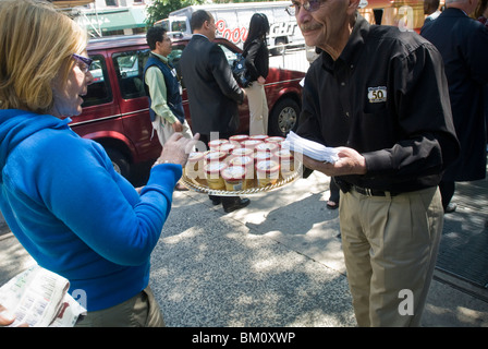 I dipendenti di Håågen-Dazs Ice Cream distribuire campioni gratuiti al di fuori di un supermercato in New York Foto Stock