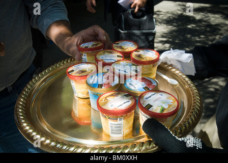 I dipendenti di Håågen-Dazs Ice Cream distribuire campioni gratuiti al di fuori di un supermercato in New York Foto Stock