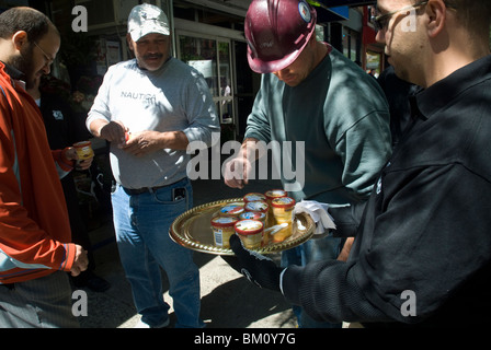 I dipendenti di Håågen-Dazs Ice Cream distribuire campioni gratuiti al di fuori di un supermercato in New York Foto Stock