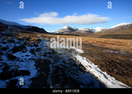 Mourne Mountains in inverno da Carrick poco, mostrando Annalong Valley. Foto Stock