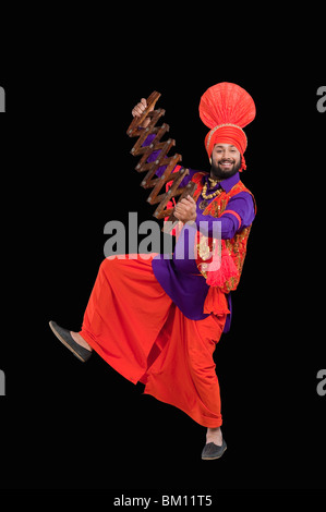 Bhangra la tradizionale danza folk dal Punjab in India del Nord Foto Stock