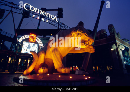 Tiger la statua che si trova nella parte anteriore di un baseball stadium, Comerica Park, Detroit, Michigan, Stati Uniti d'America Foto Stock