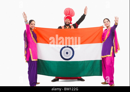 Bhangra ballerini tenendo una bandiera indiana Foto Stock