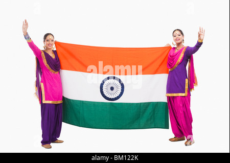 Femmina ballerini Bhangra tenendo una bandiera indiana Foto Stock
