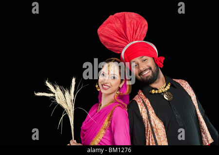 Bhangra la tradizionale danza folk dal Punjab in India del Nord Foto Stock