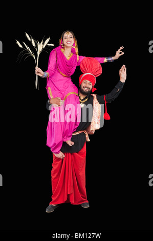 Bhangra la tradizionale danza folk dal Punjab in India del Nord Foto Stock