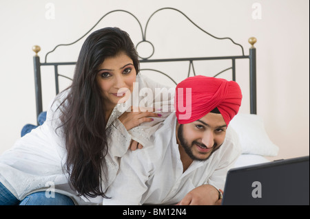 La religione sikh matura in una camera da letto Foto Stock