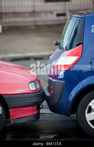 Due strettamente parcheggio auto su una strada di Parigi Foto Stock