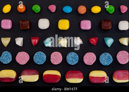 Colorato assortimento di dolci per i bambini e caramelle contro lo sfondo nero Foto Stock