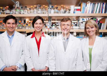 Ritratto di quattro medici sorridente in un laboratorio Foto Stock